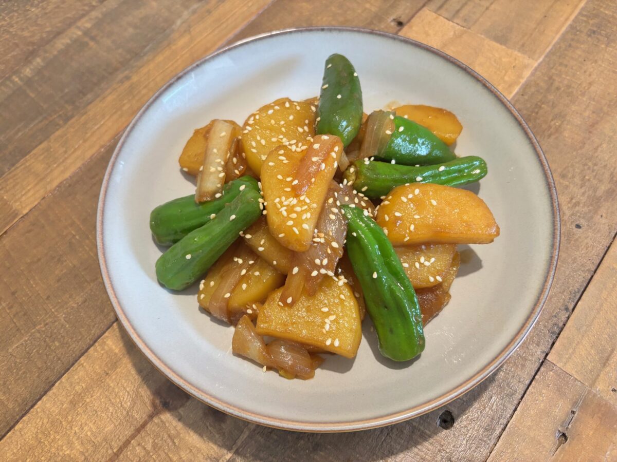 Gochu-gamja-jorim (braised potatoes and shishito peppers)