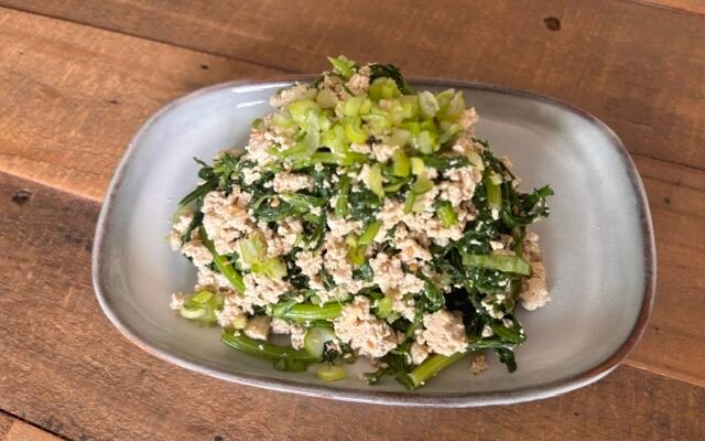 Crown Daisy Tofu Salad (Ssukgat Dubu Muchim-쑥갓두부무침)